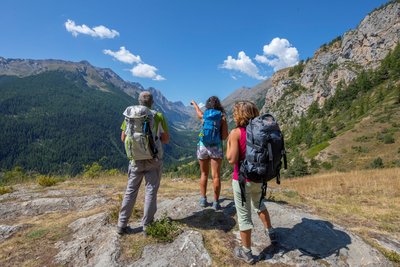 Randonneurs au col de la Pousterle