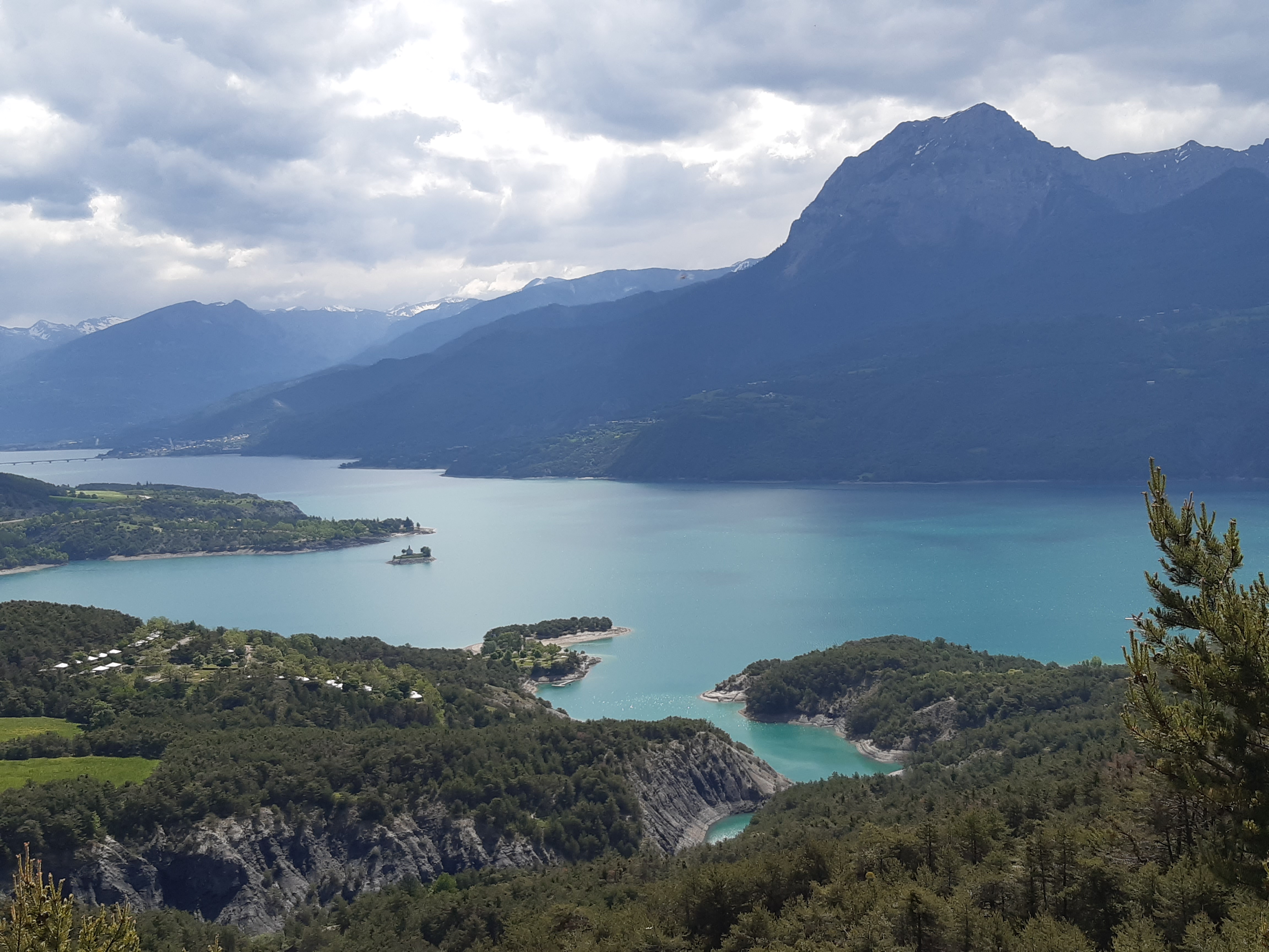 Le pic de Morgon en arrière plan du lac