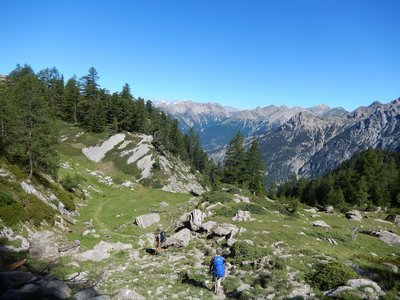 Jolie vue panoramique sur le Queyras en chemin