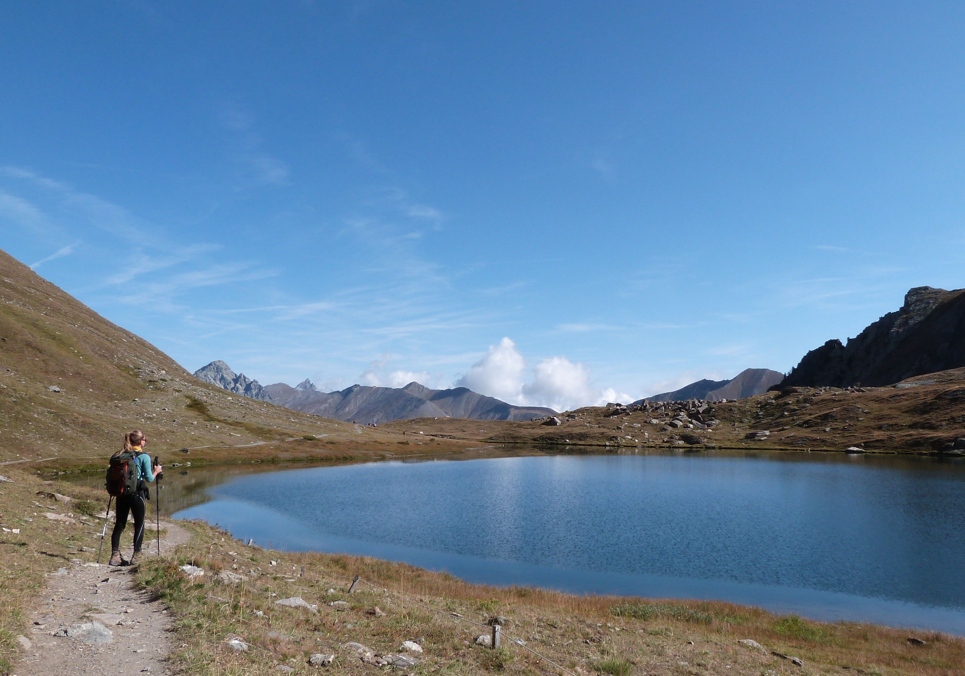 Le sentier longe le lac Egorgéou