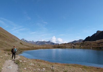 Le sentier longe le lac Egorgéou