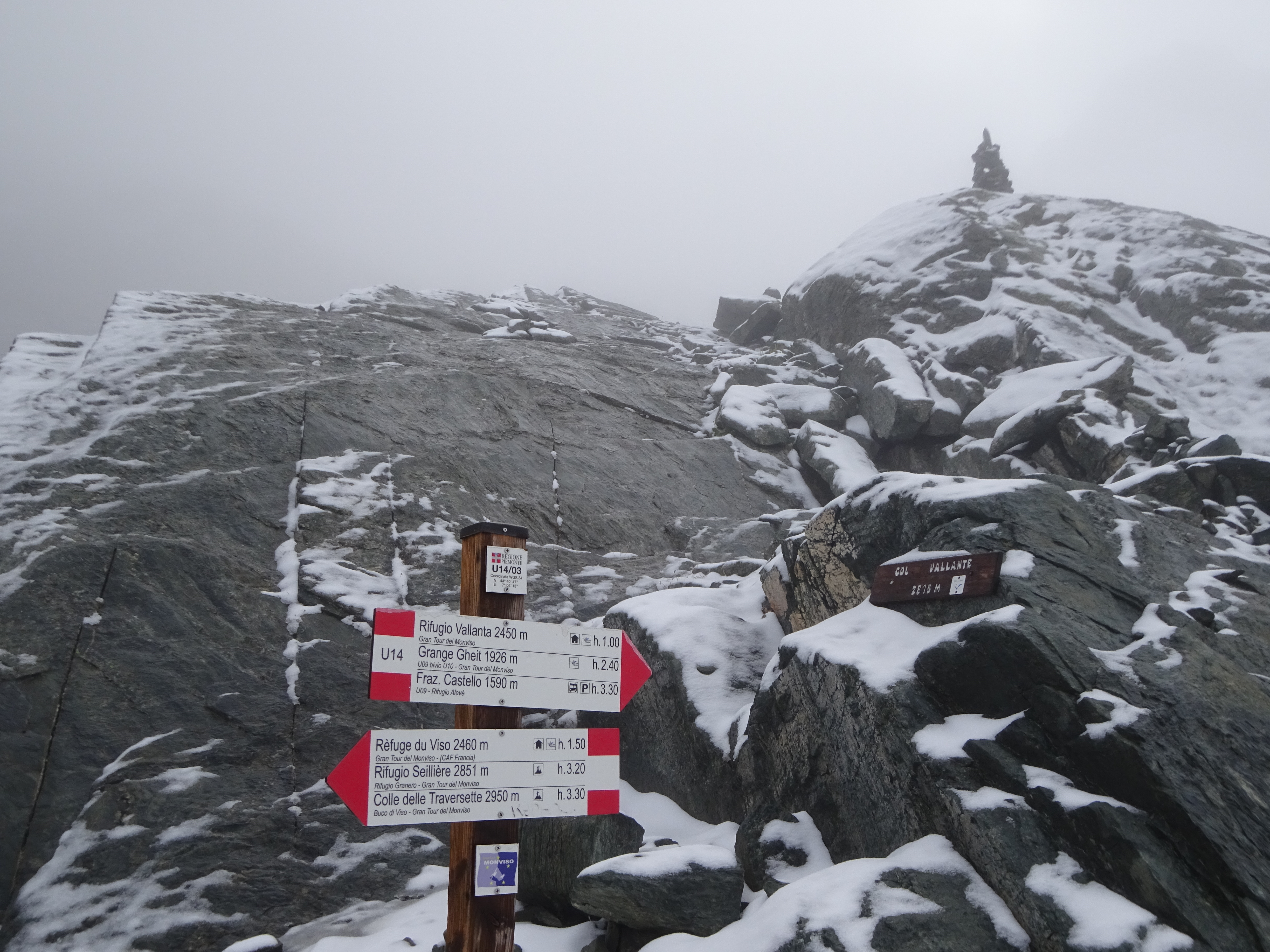 Passage du Col de Vallante (2815 m) avec un saupoudrage de neige