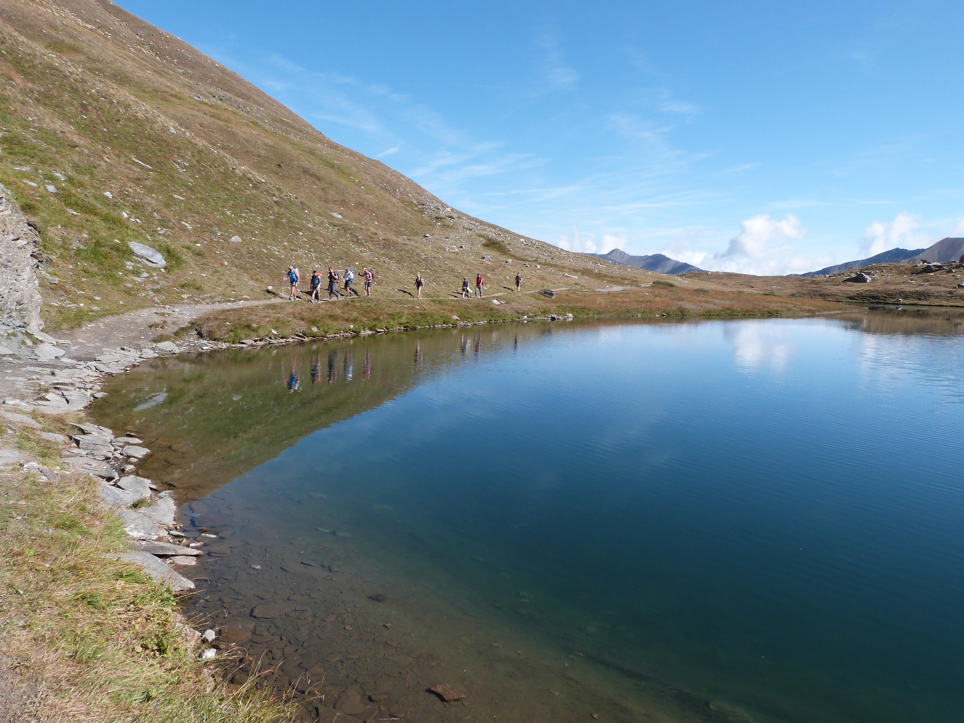 Le sentier longe le lac Egorgéou