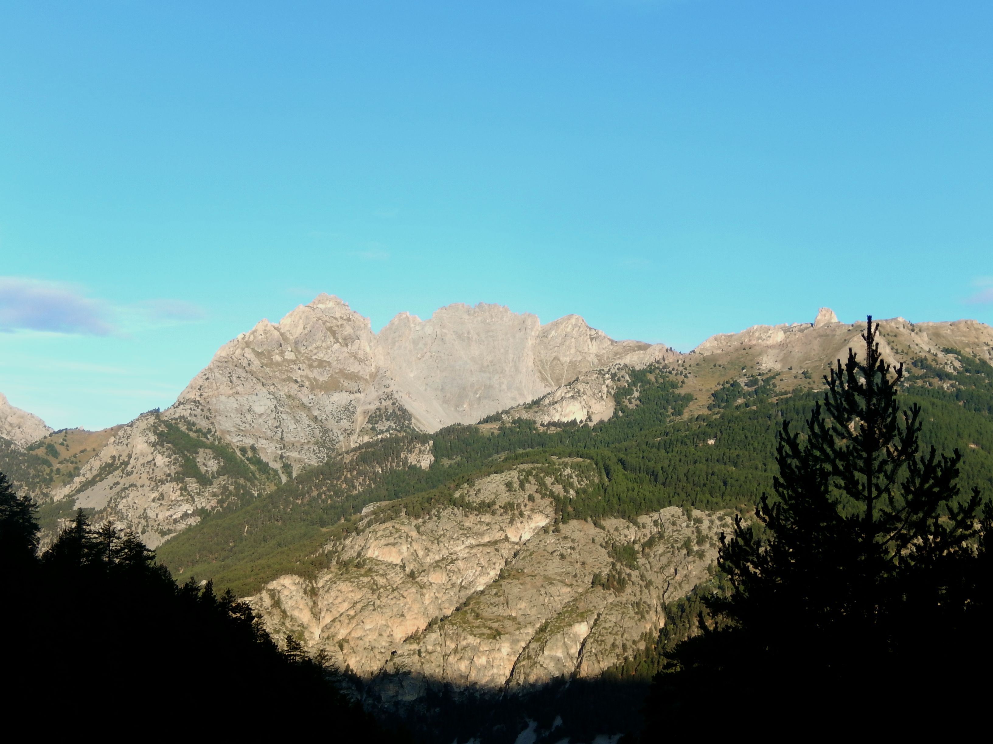 Très belle vue panoramique sur le chemin quittant Montbardon