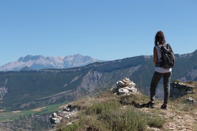 Vue sur le Dévoluy depuis le sommet de la montagne de Revuaire