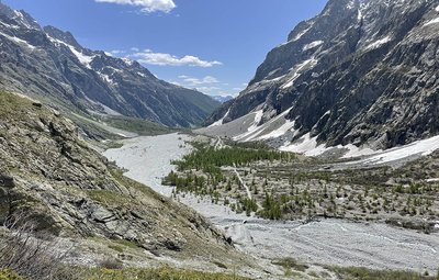 Sentier d'été d'accès au refuge du Glacier Blanc