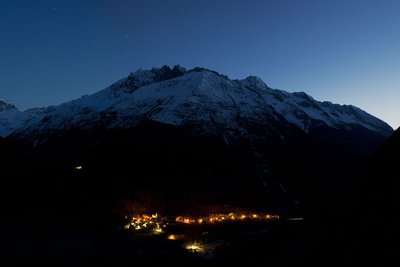 Les lumières de la Chapelle-en-Valgaudemar et du petit hameau des Portes éclairent la nuit