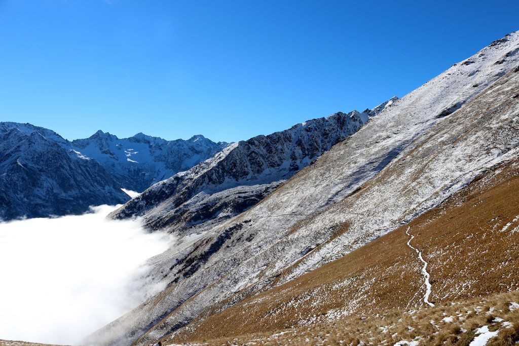 Mer de nuage vers le col de Cote Belle en amont du Désert en Valjouffrey