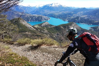 Vue sur le Sauze-du-Lac depuis les hauteurs de Rousset