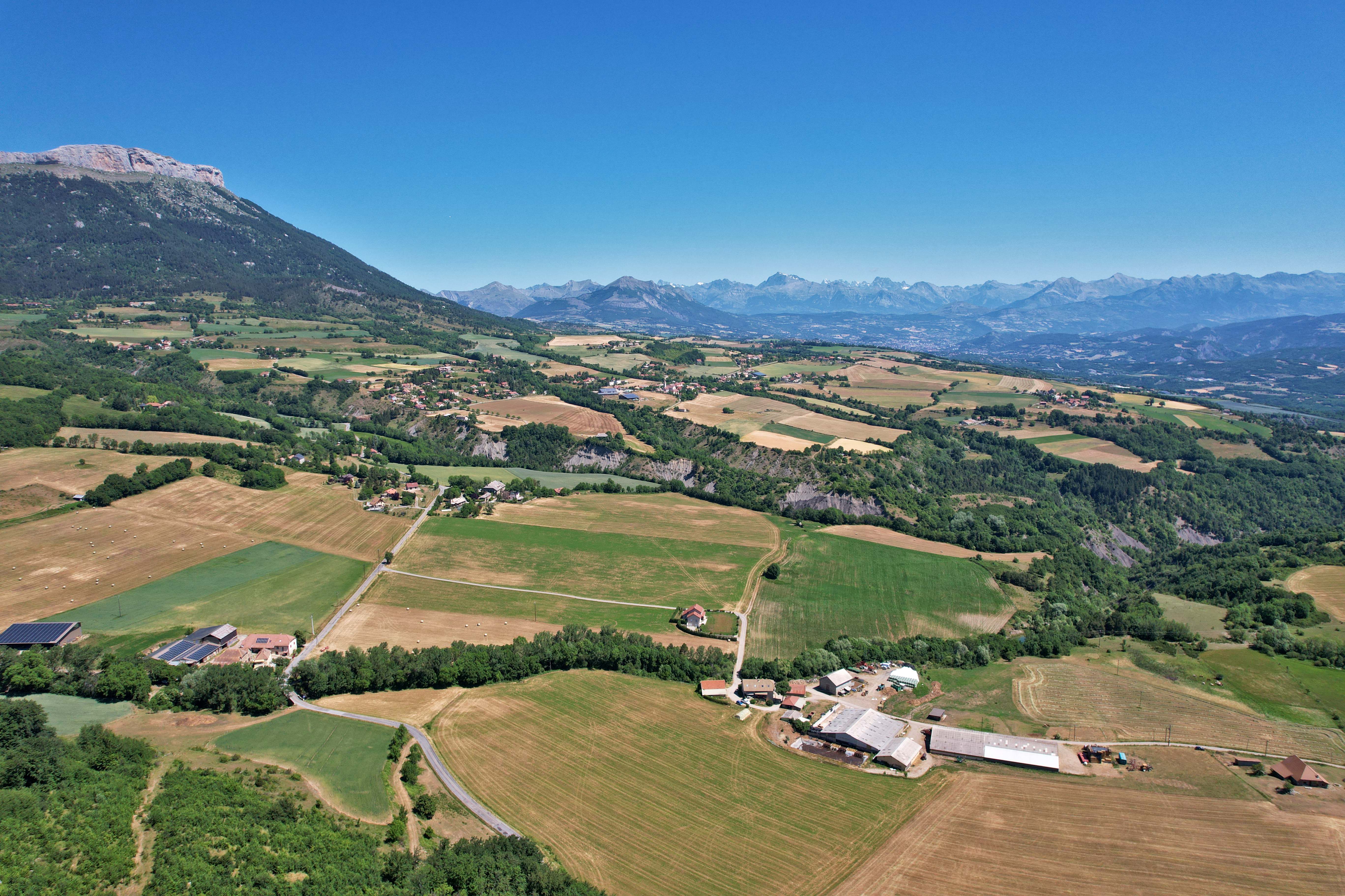 Céüse sur fond de sommets des Ecrins