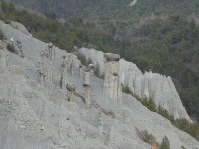 Salle du bal des demoiselles coiffées