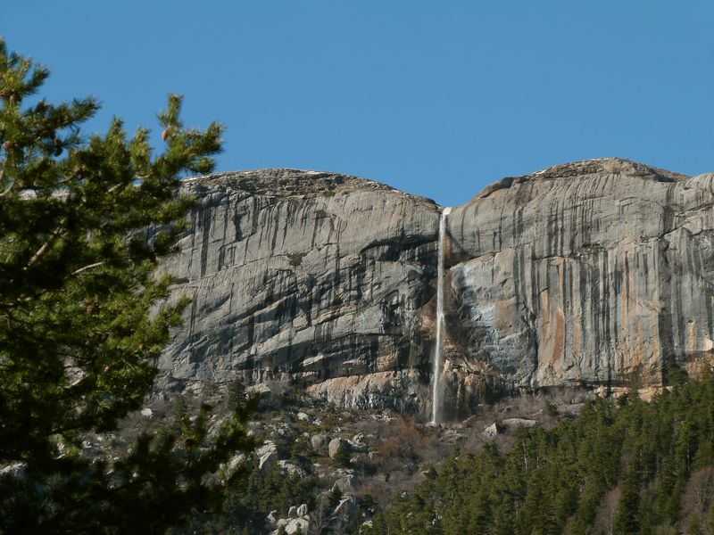 Une cascade se jette depuis les falaises après la fonte des neiges