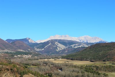 Colline de Thuoux avec vue sur le Dévoluy