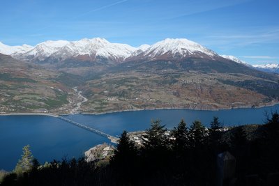 Le sentier surplombe Savines le lac