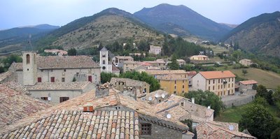 Village de Rosans et les montagnes environnantes