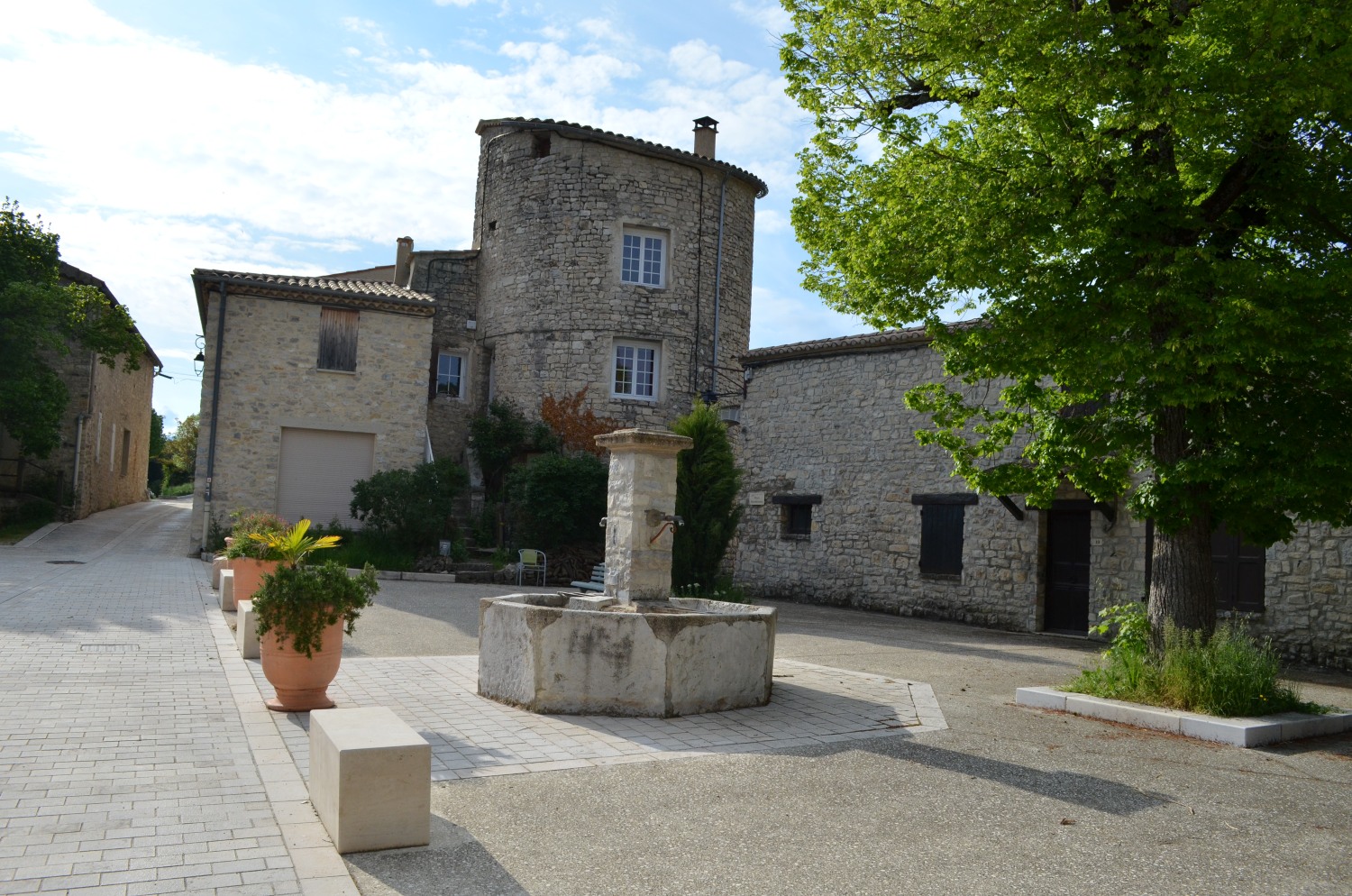 La place Montferrane à Saint-Auban-sur-l'Ouvèze