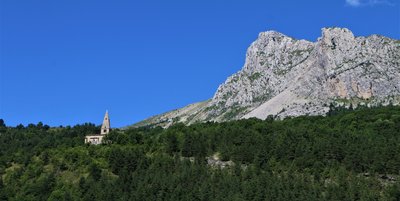 Mère Eglise sous la falaise des Gicons