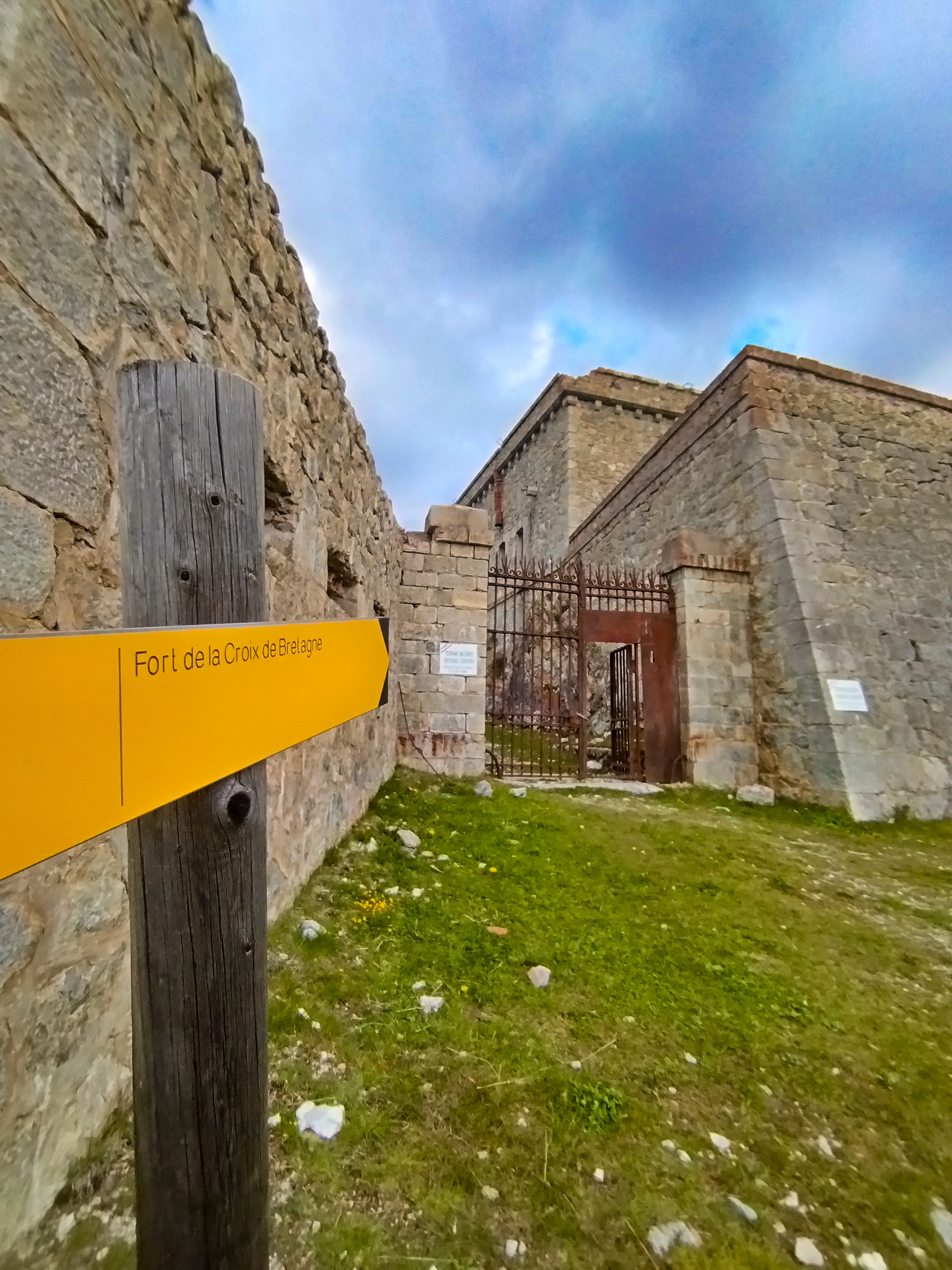 Panneau de signalétique au fort