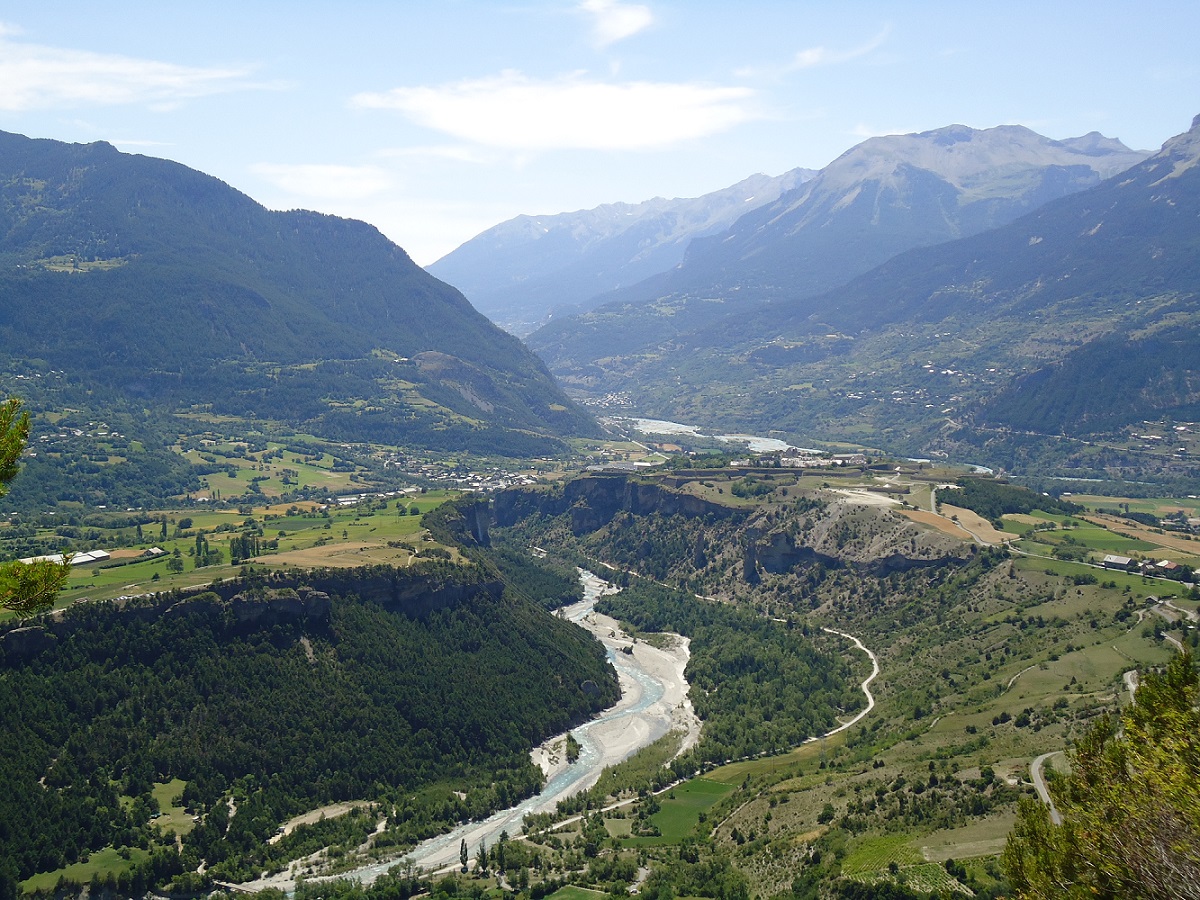 Basse vallée du Guil et plateaux du Simoust et de Mont-Dauphin, vue depuis la route de Gros