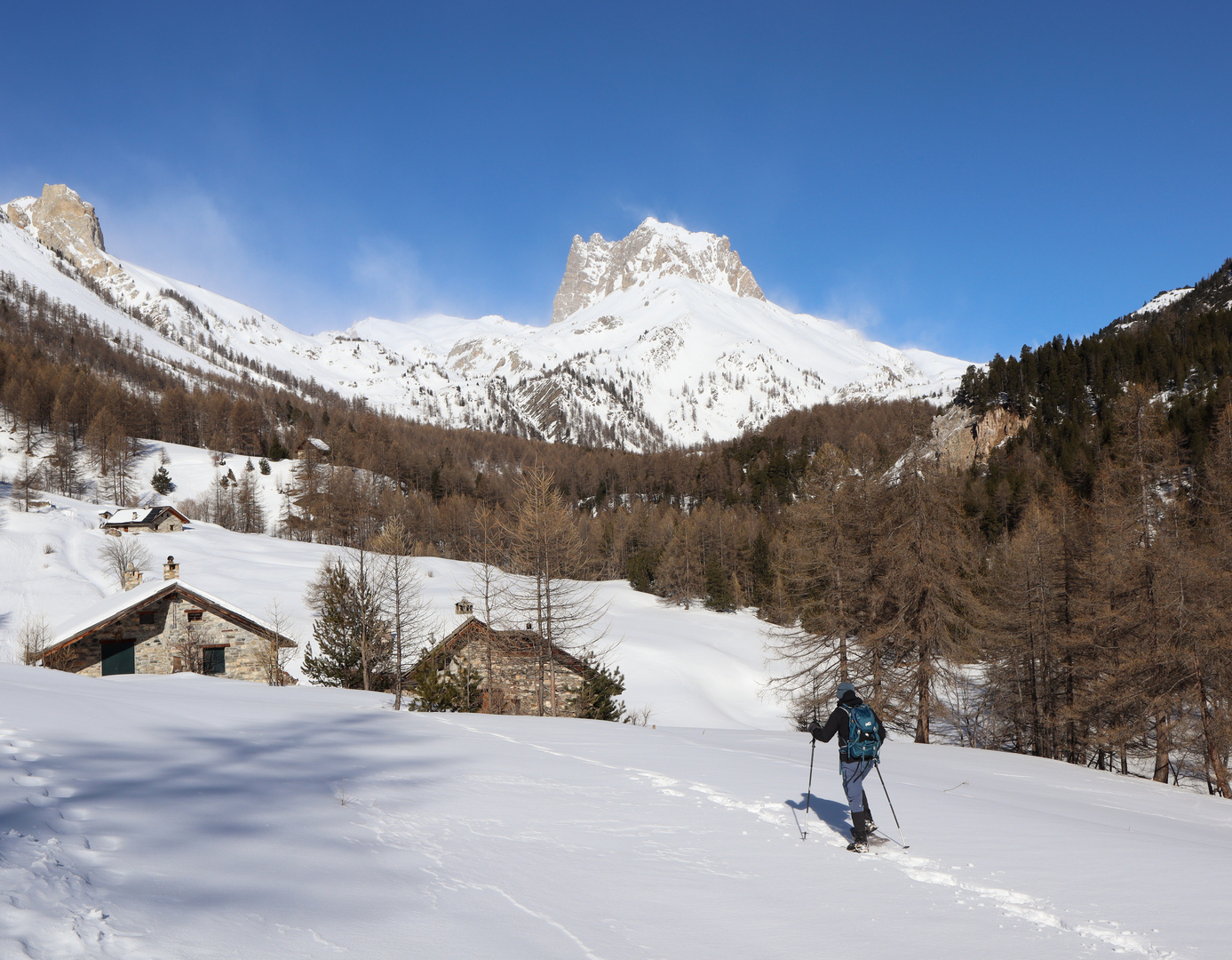 Arrivée en raquettes aux granges de la vallée étroite
