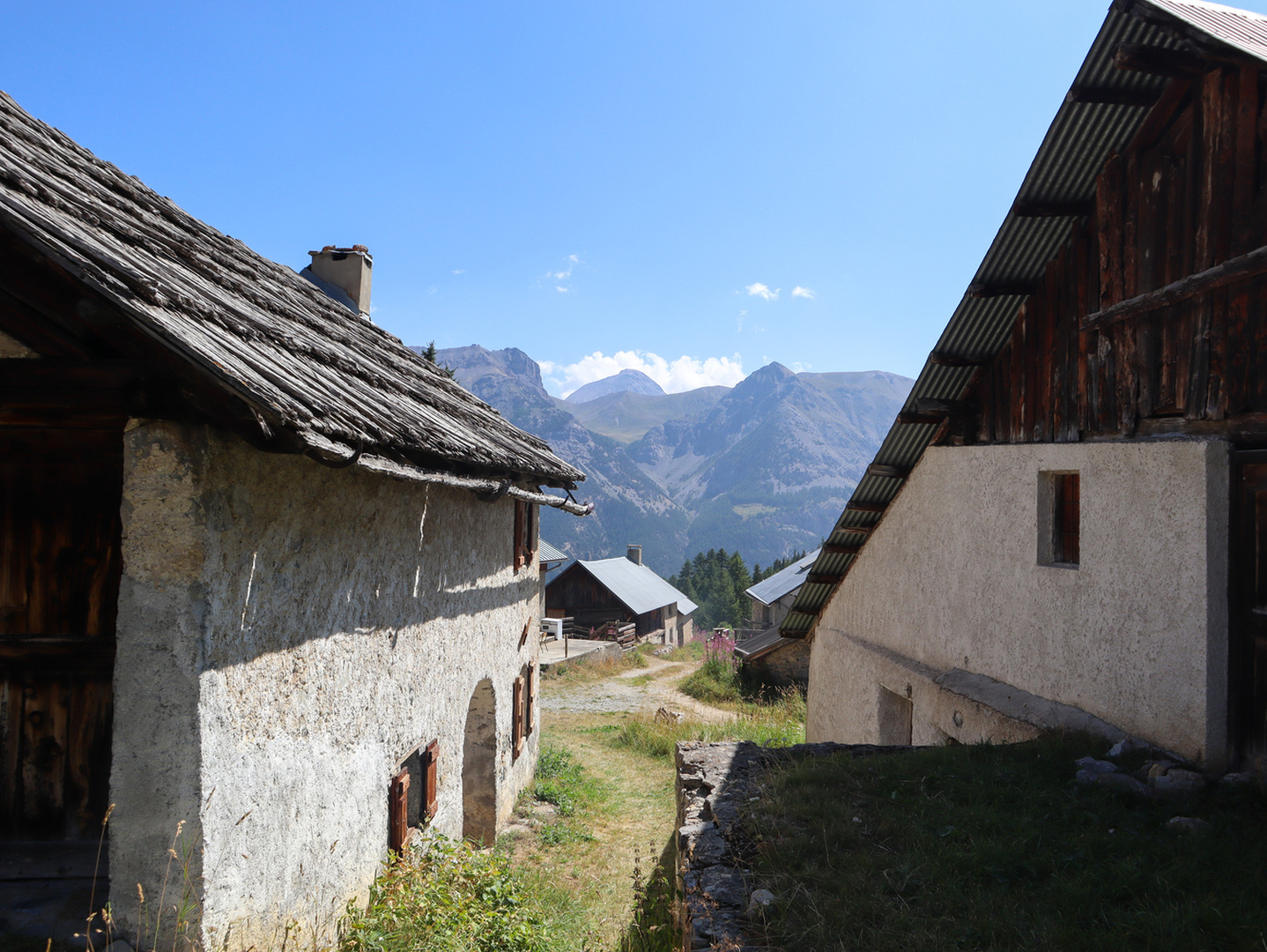 Les chalets du Granon et vue sur le ravin de la Lauze et pointe de Dormillouse