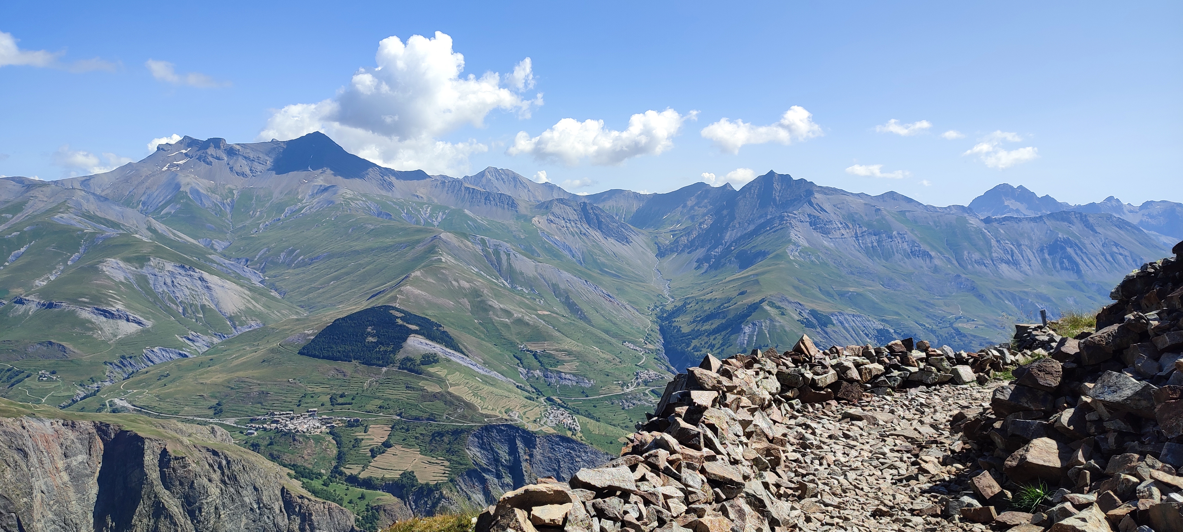 Panorama depuis le Belvédère et sentier caillouteux