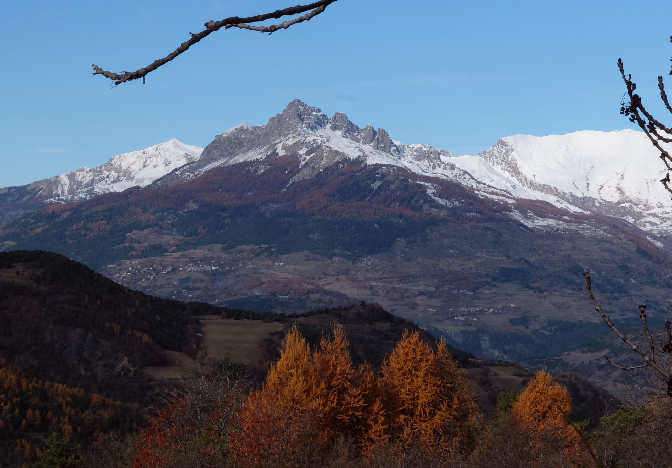 Les Aiguilles de Chabrières en arrière plan