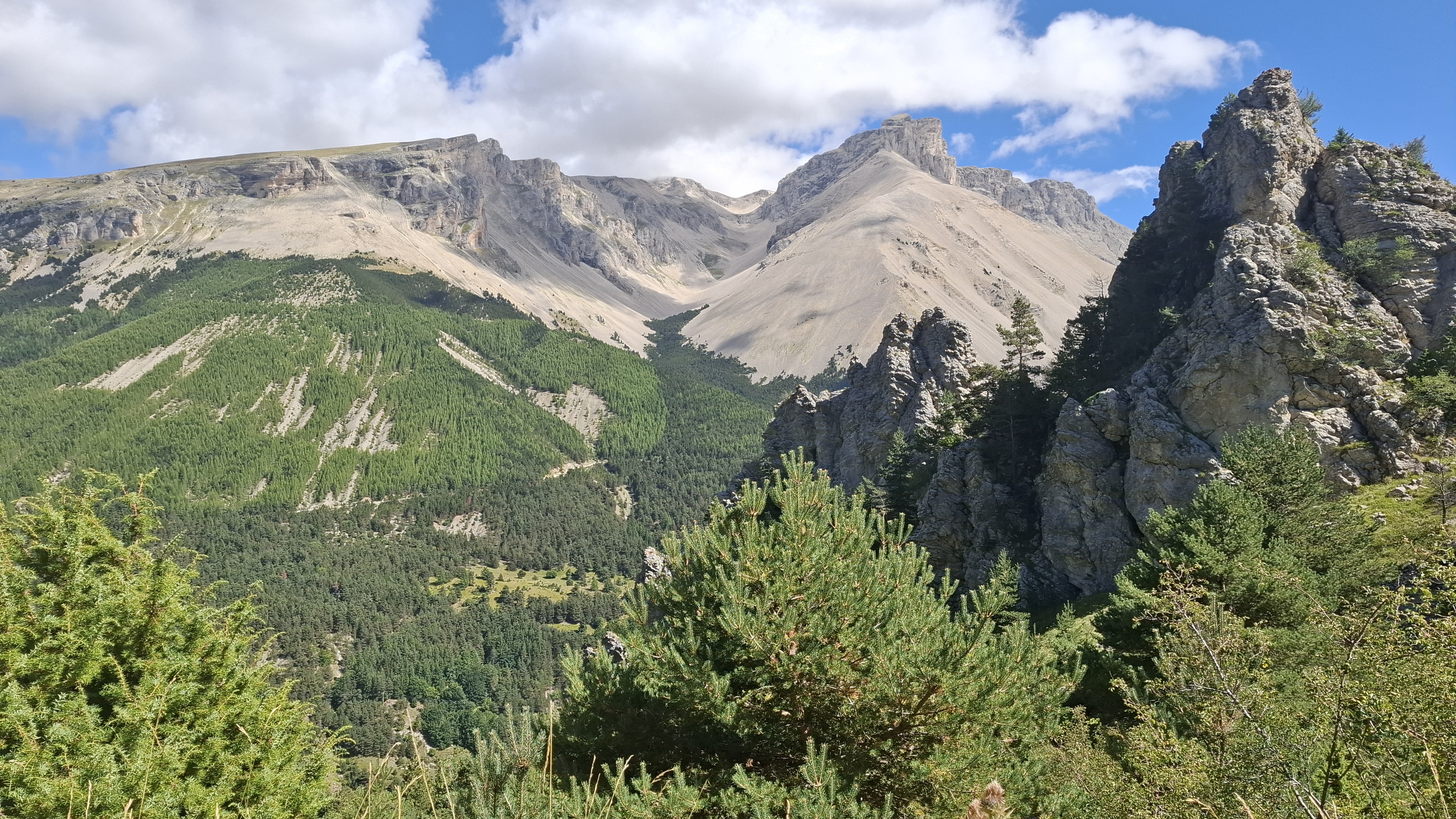 Vue sur le massif d'Aurouze sur les hauteur de la Cluse
