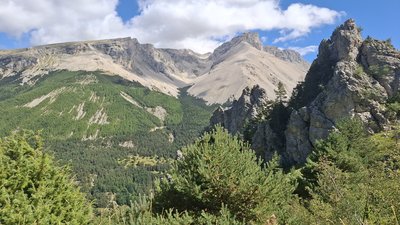 Vue sur le massif d'Aurouze sur les hauteur de la Cluse