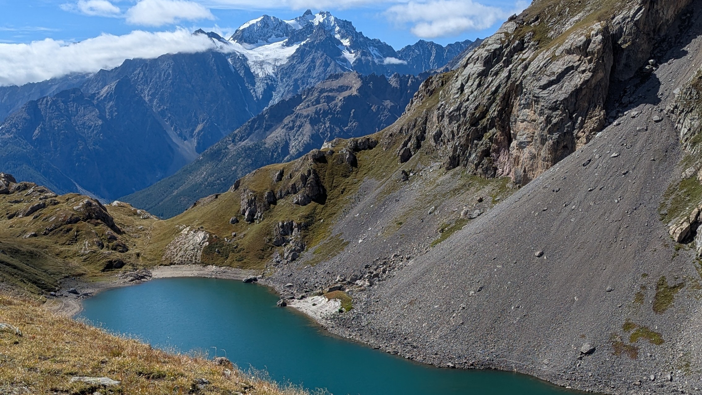 Le grand lac avec vue sur le sommet des Agneaux