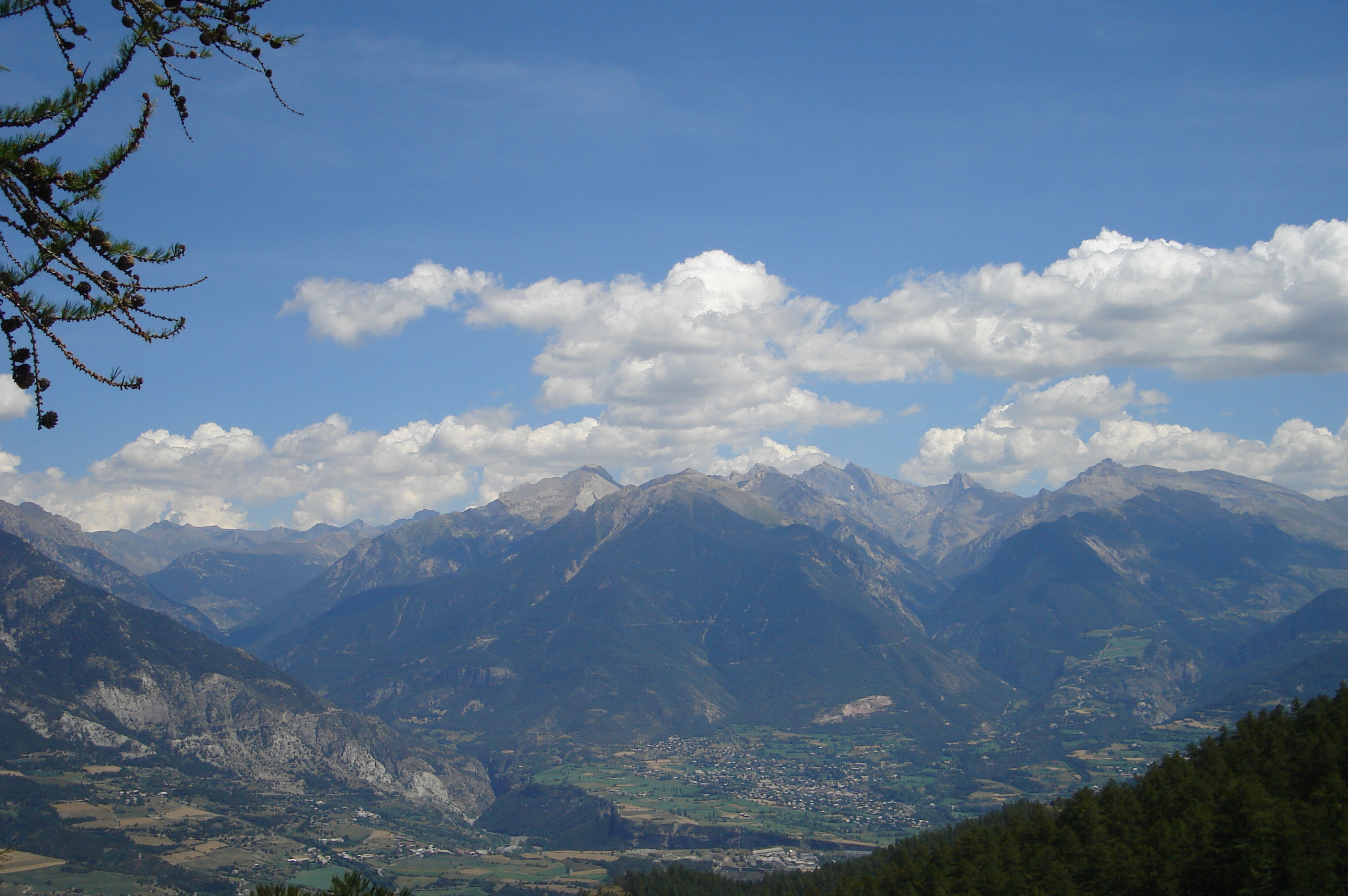 Vue panoramique sur la vallée et le massif de la Font Sancte