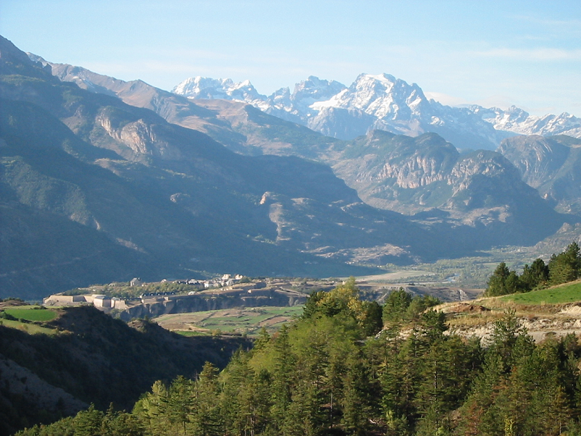 Les plateaux de Guillestre et Mont-Dauphin devant les sommets et glaciers des Ecrins